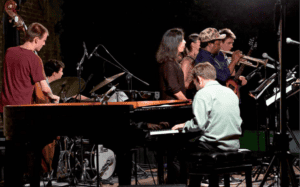 musicisti suonano sul palco con diversi strumenti